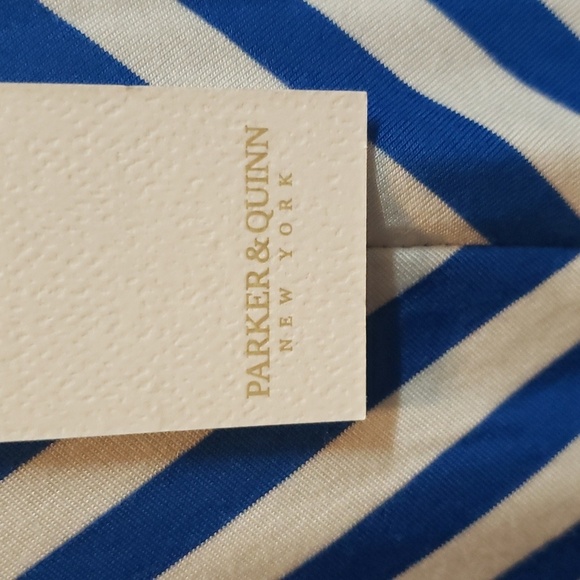 Parker & Quinn NWT short sleeve blue/ivory striped top with knotted hem - Picture 2 of 6